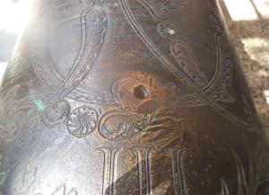 grano en una pieza de artillería de bronce